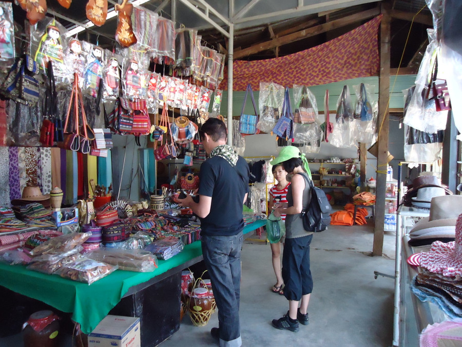 Mua đồ lưu niệm tại quầy bán đồ lưu niệm hồ Lăk, huyện Lăk, tỉnh Đak Lak. Ảnh: Huỳnh Lê Mua đồ lưu niệm tại quầy bán đồ lưu niệm hồ Lăk, huyện Lăk, tỉnh Đak Lak. Ảnh: Huỳnh Lê
