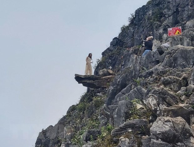 Mặc biển cảnh báo nguy hiểm, nhiều du khách vẫn bất chấp leo ra “mỏm đá tử thần” để chụp ảnh sống ảo