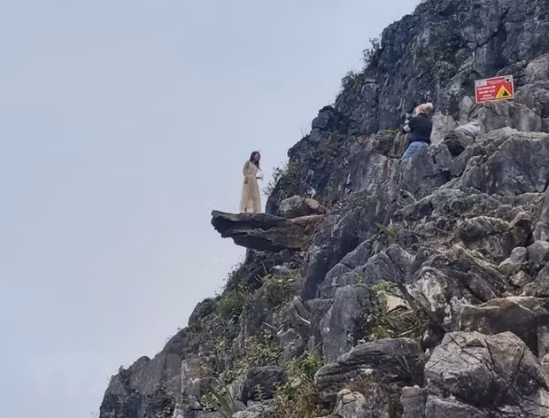 Mặc biển cảnh báo nguy hiểm, nhiều du khách vẫn bất chấp leo ra “mỏm đá tử thần” để chụp ảnh sống ảo