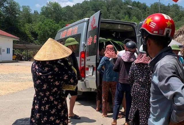Thi thể nạn nhân được người nhà đưa về mai táng. Ảnh: QC Thi thể nạn nhân được người nhà đưa về mai táng. Ảnh: QC