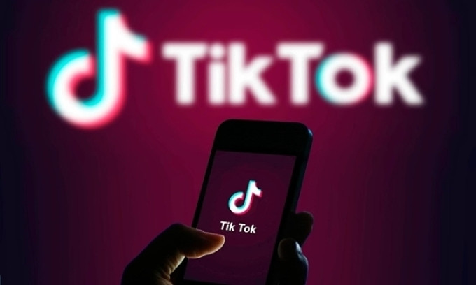 Một người dùng sử dụng ứng dụng TikTok trên điện thoại.