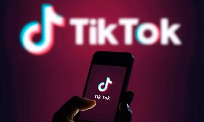 Một người dùng sử dụng ứng dụng TikTok trên điện thoại.