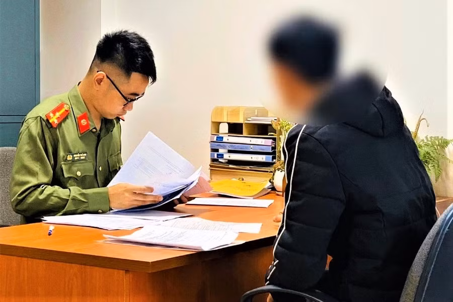 Công an làm việc với người vi phạm. Ảnh: Công an Hà Nội Công an làm việc với người vi phạm. Ảnh: Công an Hà Nội