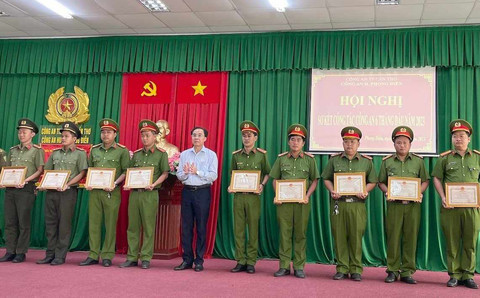 Khen thưởng các lực lượng khám phá vụ án