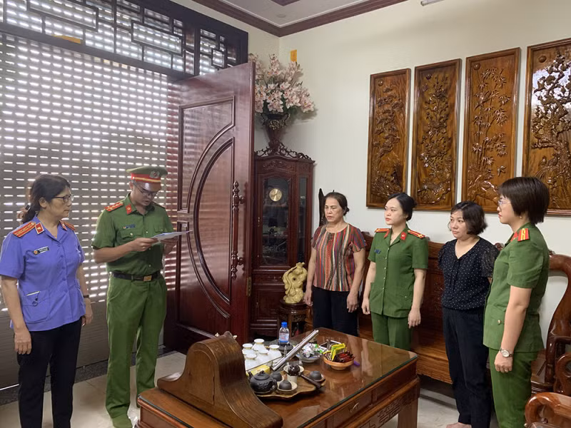 Cơ quan Công an bắt giữ đối tượng Lương Thị Tuyết (áo đen)