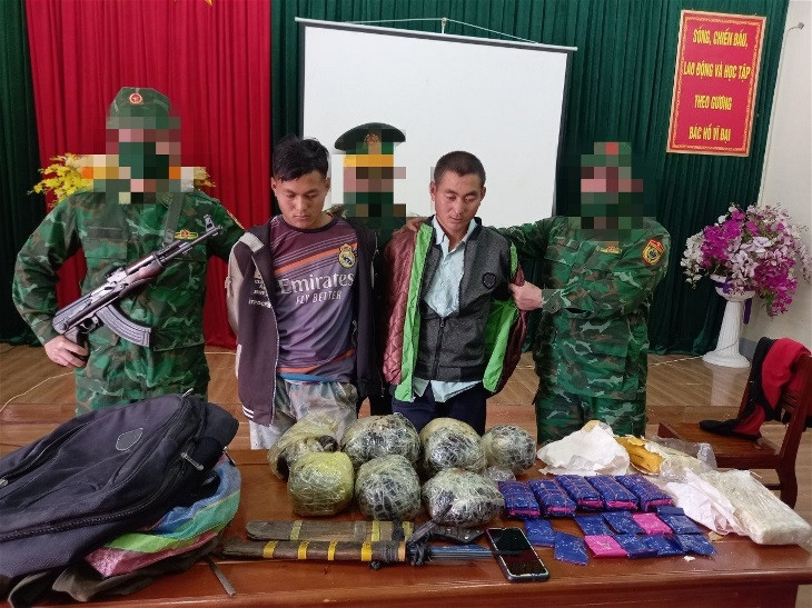 Các đối tượng và tang vật. Ảnh: Ban chuyên án cung cấp.