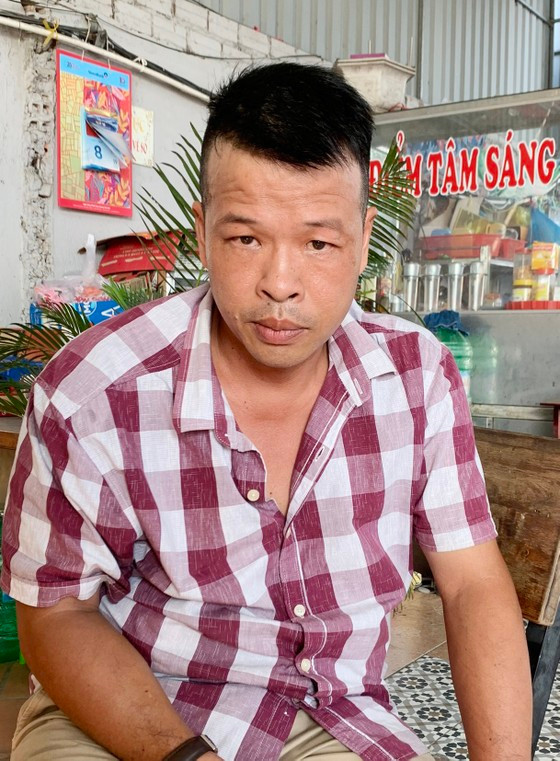 Duy bị bắt quả tang tại quán cà phê khi đang nhận tiền từ anh T.. Ảnh: CAĐT Duy bị bắt quả tang tại quán cà phê khi đang nhận tiền từ anh T.. Ảnh: CAĐT