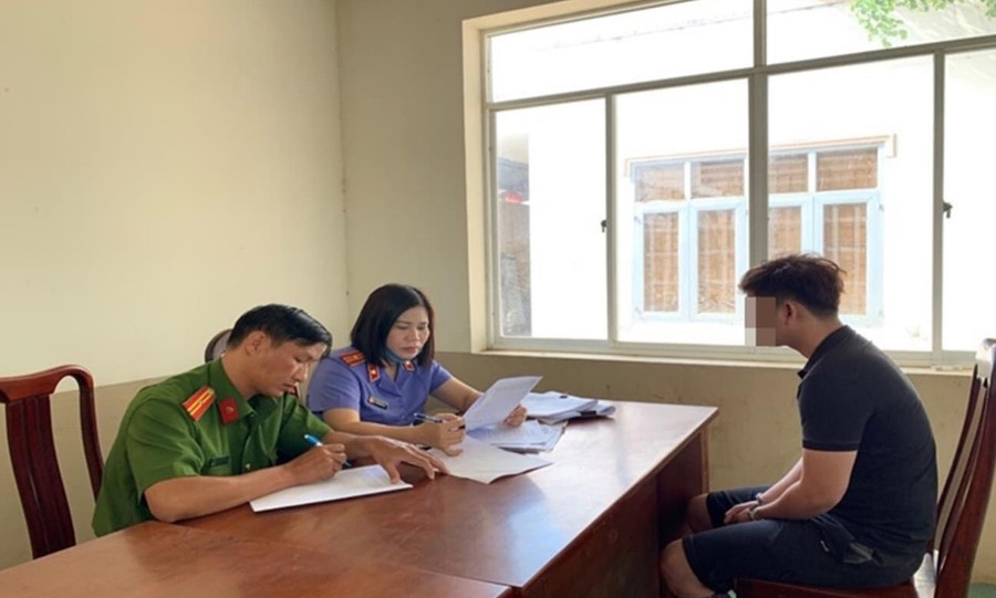 Cơ quan chức năng lấy lời khai của Minh. Ảnh: VKS