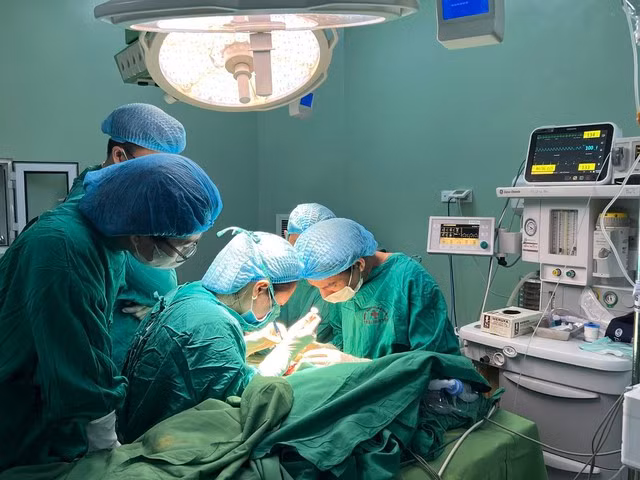 Bác sĩ phẫu thuật nối bàn tay cho bệnh nhi. Ảnh: Bệnh viện cung cấp