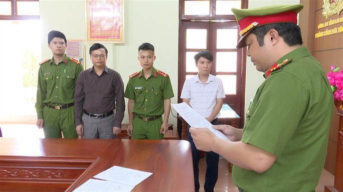 Lực lượng công an đọc lệnh khởi tố bị can đối với ông Nguyễn Thanh Trì (thứ 2 từ trái qua). Ảnh: Cổng TTĐT Bộ Công an