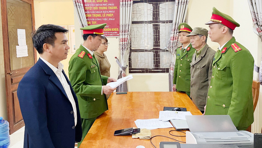 Cơ quan CSĐT khởi tố Trần Đình Đương-nguyên trưởng thôn Hợp Thành (mặc áo màu xám).