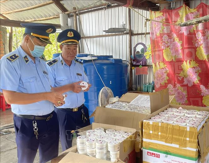 Đội Quản lý thị trường số 1, Cục Quản lý thị trường tỉnh Cà Mau tiến hành kiểm tra đột xuất các hộ kinh doanh trên địa bàn thành phố Cà Mau. Ảnh: TTXVN