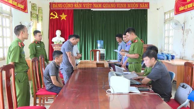 Cơ quan chức năng thi hành bắt 2 đối tượng là công chức UBND xã Pú Xi. Cơ quan chức năng thi hành bắt 2 đối tượng là công chức UBND xã Pú Xi.