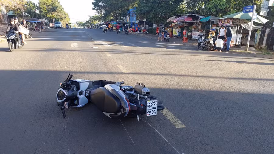 Phương tiện trong vụ va chạm giao thông làm 2 người bị thương. Ảnh: Nguyễn Diệp