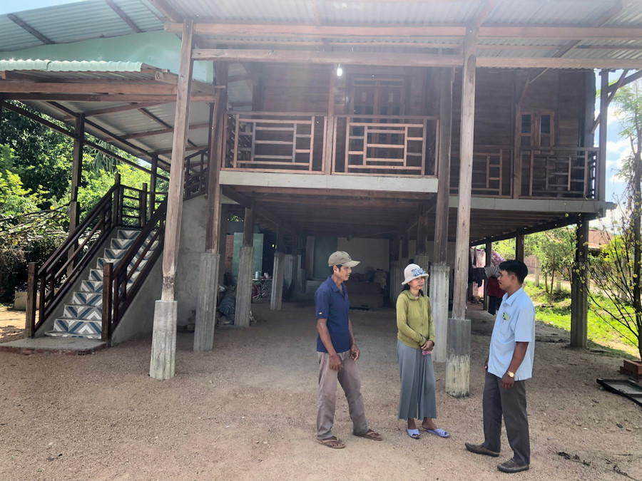 Ông Ksor Lik-Bí thư chi bộ, kiêm Trưởng buôn Bluk (bìa phải) tuyên truyền người dân tích cực tham gia xây dựng nông thôn mới. Ảnh: Lê Nam