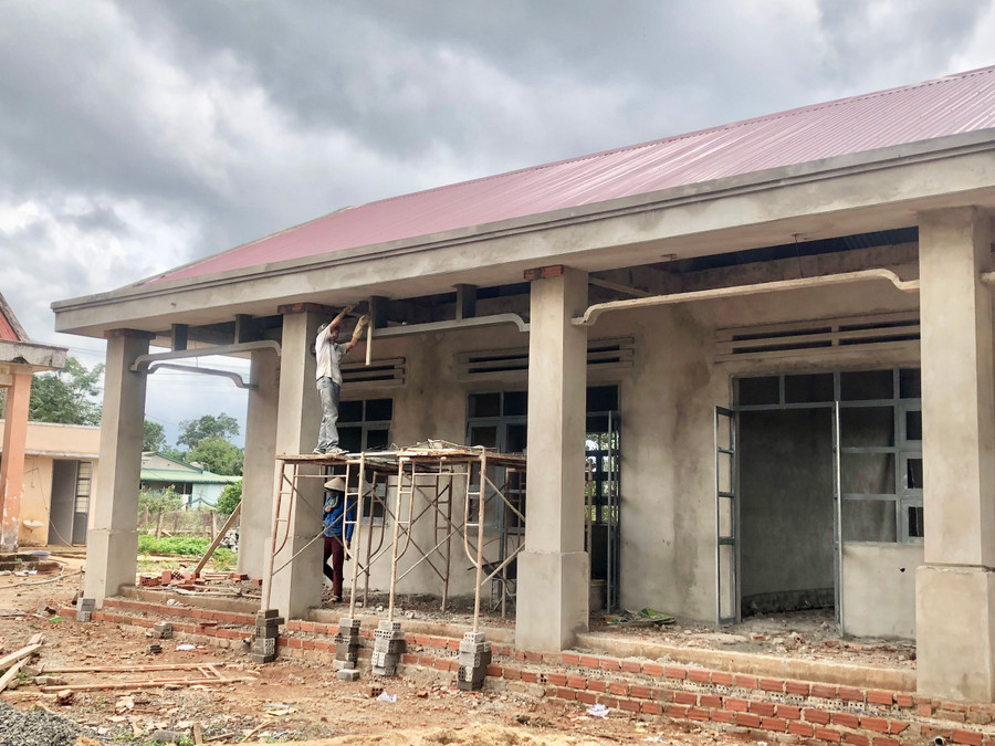 Từ nguồn vốn Dự án sắp xếp, bố trí ổn định dân cư, điểm trường làng Yom (Trường THCS Hoàng Hoa Thám) đang dần hoàn thiện để đưa vào sử dụng trong năm học 2024-2025. Ảnh: Lê Nam Từ nguồn vốn Dự án sắp xếp, bố trí ổn định dân cư, điểm trường làng Yom (Trường THCS Hoàng Hoa Thám) đang dần hoàn thiện để đưa vào sử dụng trong năm học 2024-2025. Ảnh: Lê Nam