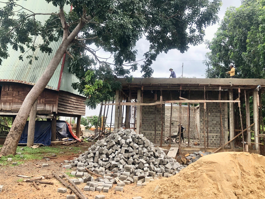 Nhà văn hóa làng Yom đang được xây dựng từ nguồn vốn Dự án sắp xếp, bố trí ổn định dân cư làng Yom (xã Ia Khai). Ảnh: Lê Nam Nhà văn hóa làng Yom đang được xây dựng từ nguồn vốn Dự án sắp xếp, bố trí ổn định dân cư làng Yom (xã Ia Khai). Ảnh: Lê Nam