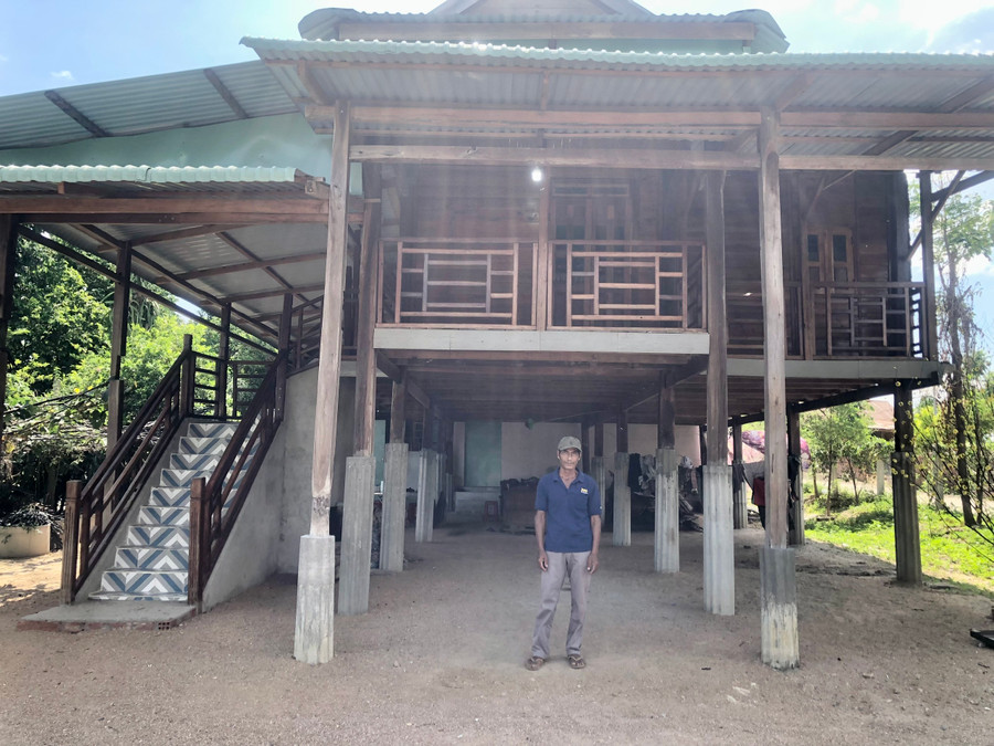 Người dân buôn Bluk xây dựng nhà cửa khang trang, bảo đảm các tiêu chí nhà ở dân cư trong xây dựng nông thôn mới. Ảnh: Lê Nam