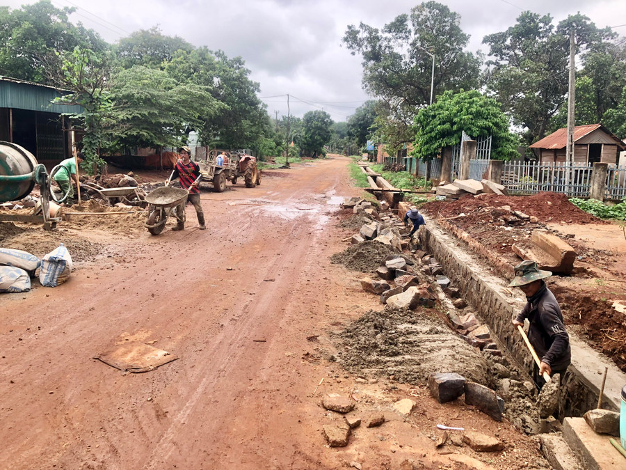 Từ nguồn vốn dự án sắp xếp, bố trí ổn định dân cư đường giao thông từ quốc lộ 14C đến đường tuần tra biên giới đi qua làng Bi và làng Kloong (xã Ia O) đang được triển khai sửa chữa. Ảnh: Lê Nam Từ nguồn vốn dự án sắp xếp, bố trí ổn định dân cư đường giao thông từ quốc lộ 14C đến đường tuần tra biên giới đi qua làng Bi và làng Kloong (xã Ia O) đang được triển khai sửa chữa. Ảnh: Lê Nam