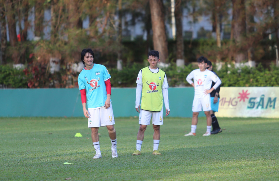 Tuấn Anh (bìa trái) đã lựa chọn ở lại đội bóng Phố núi dù nhiều đồng đội ra đi. Ảnh: Văn Ngọc Tuấn Anh (bìa trái) đã lựa chọn ở lại đội bóng Phố núi dù nhiều đồng đội ra đi. Ảnh: Văn Ngọc