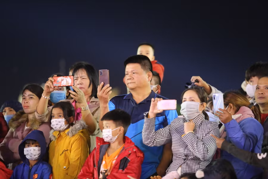 Nhiều người muốn ghi lại hình ảnh ấn tượng của các tiết mục nghệ thuật. Ảnh: Văn Ngọc Nhiều người muốn ghi lại hình ảnh ấn tượng của các tiết mục nghệ thuật. Ảnh: Văn Ngọc