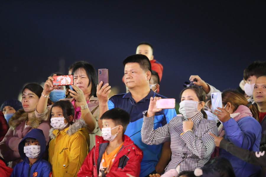 Nhiều người muốn ghi lại hình ảnh ấn tượng của các tiết mục nghệ thuật. Ảnh: Văn Ngọc Nhiều người muốn ghi lại hình ảnh ấn tượng của các tiết mục nghệ thuật. Ảnh: Văn Ngọc