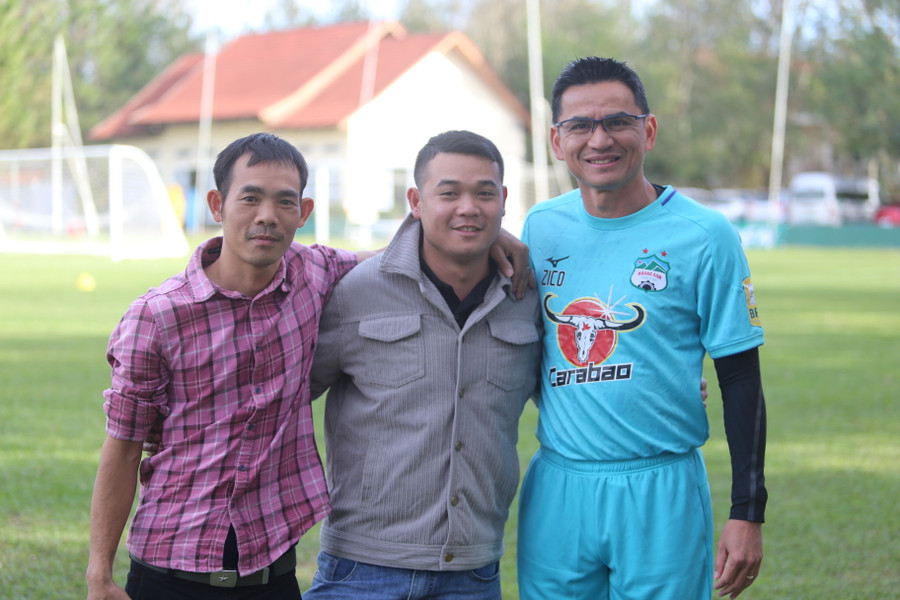 HLV Kiatisak thoải mái chụp ảnh lưu niệm cùng cổ động viên. Ảnh: Văn Ngọc HLV Kiatisak thoải mái chụp ảnh lưu niệm cùng cổ động viên. Ảnh: Văn Ngọc