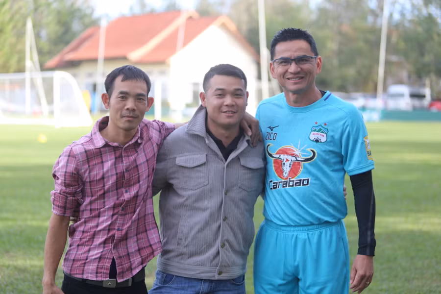 HLV Kiatisak thoải mái chụp ảnh lưu niệm cùng cổ động viên. Ảnh: Văn Ngọc