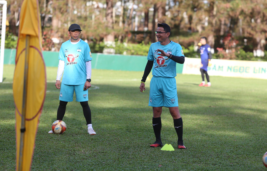 HLV Kiatisak thường trực nụ cười trên môi để tạo ra bầu không khí vui vẻ trong buổi tập. Ảnh: Văn Ngọc HLV Kiatisak thường trực nụ cười trên môi để tạo ra bầu không khí vui vẻ trong buổi tập. Ảnh: Văn Ngọc