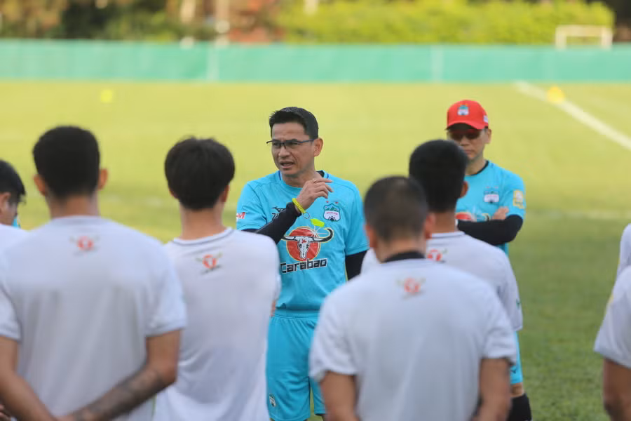 HLV Kiatisak nhắc nhở các học trò luôn phải giữ sự thoải mái và hưng phấn khi chơi bóng. Ảnh: Văn Ngọc
