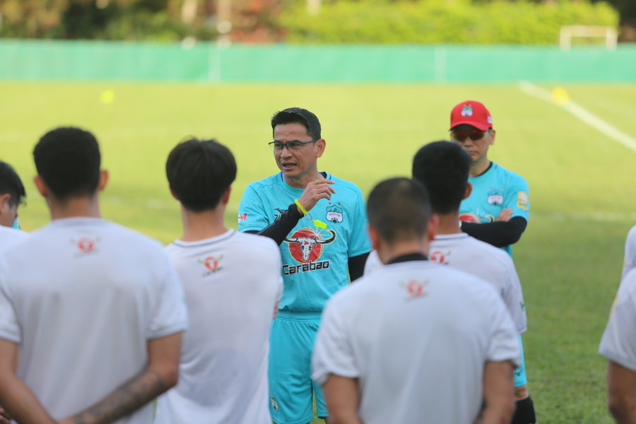 HLV Kiatisak nhắc nhở các học trò luôn phải giữ sự thoải mái và hưng phấn khi chơi bóng. Ảnh: Văn Ngọc HLV Kiatisak nhắc nhở các học trò luôn phải giữ sự thoải mái và hưng phấn khi chơi bóng. Ảnh: Văn Ngọc
