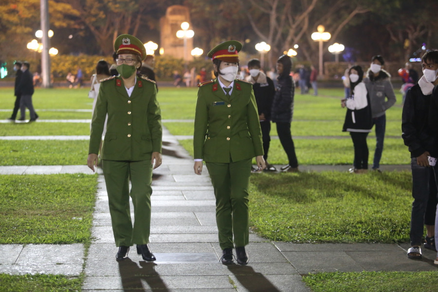 Lực lượng Công an tham gia đảm bảo an ninh trật tự tại khu vực Quảng trường Đại Đoàn Kết. Ảnh: Văn Ngọc Lực lượng Công an tham gia đảm bảo an ninh trật tự tại khu vực Quảng trường Đại Đoàn Kết. Ảnh: Văn Ngọc