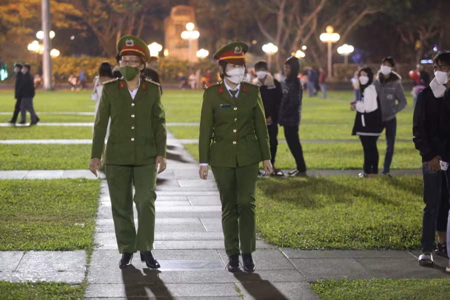 Lực lượng Công an tham gia đảm bảo an ninh trật tự tại khu vực Quảng trường Đại Đoàn Kết. Ảnh: Văn Ngọc Lực lượng Công an tham gia đảm bảo an ninh trật tự tại khu vực Quảng trường Đại Đoàn Kết. Ảnh: Văn Ngọc