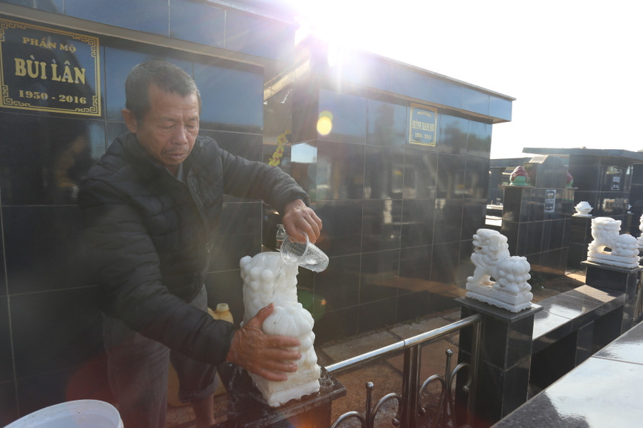 Ông Lê Lộc đang lau chùi phần mộ của anh trai. Ảnh: Văn Ngọc Ông Lê Lộc đang lau chùi phần mộ của anh trai. Ảnh: Văn Ngọc