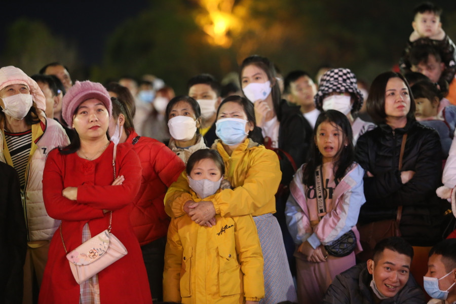 Người người xúng xính áo quần trong khoảnh khắc cuối cùng của năm cũ. Ảnh: Văn Ngọc Người người xúng xính áo quần trong khoảnh khắc cuối cùng của năm cũ. Ảnh: Văn Ngọc