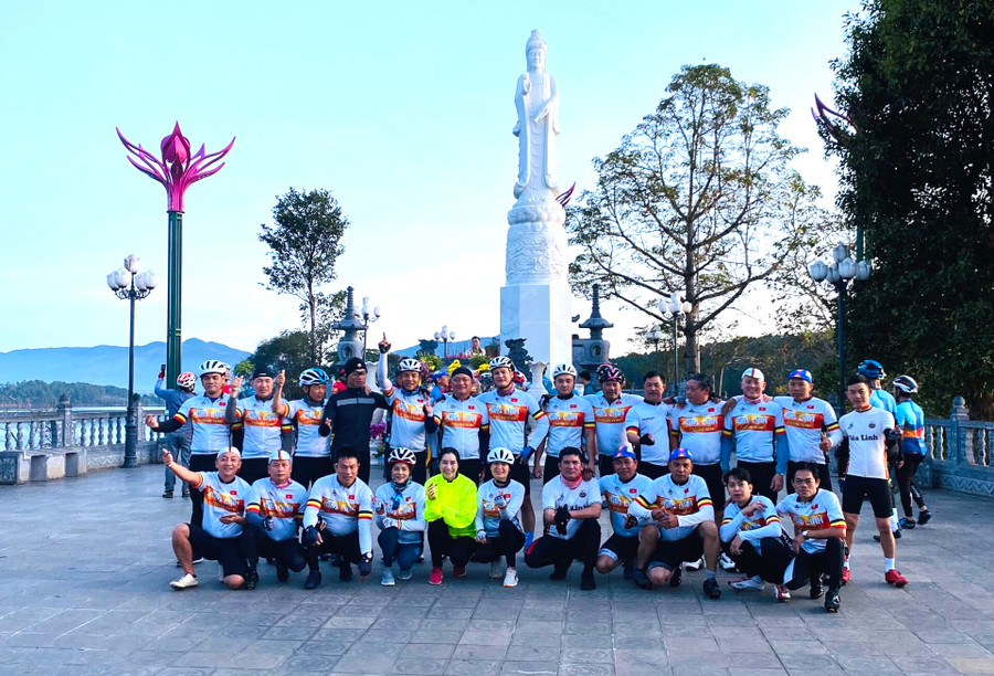 Gần 30 thành viên của Câu lạc bộ Xe đạp thể thao Gia Linh đã khởi hành ngày Mùng 1 Tết. Ảnh: Vũ Lê