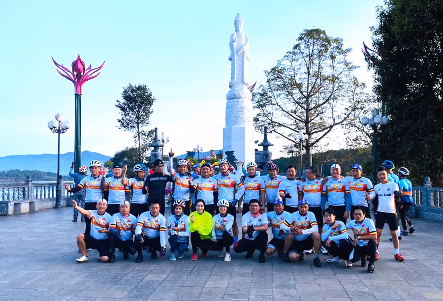 Gần 30 thành viên của Câu lạc bộ Xe đạp thể thao Gia Linh đã khởi hành ngày Mùng 1 Tết. Ảnh: Vũ Lê