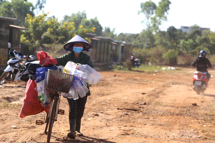 Chị Cao Thị Bích Điệp đi nhặt chai nhựa để bán lấy tiền mua bánh kẹo cho con. Ảnh: Văn Ngọc Chị Cao Thị Bích Điệp đi nhặt chai nhựa để bán lấy tiền mua bánh kẹo cho con. Ảnh: Văn Ngọc