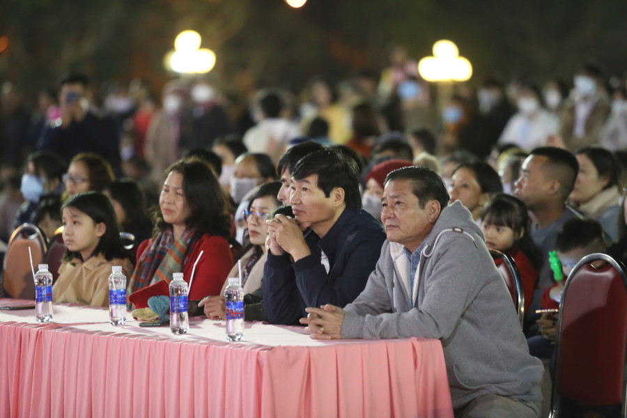 Ông Trần Ngọc Nhung-Tỉnh ủy viên, Giám đốc Sở Văn hóa-Thể thao và Du lịch (bìa phải, hàng trước) theo dõi chương trình nghệ thuật. Ảnh: Văn Ngọc Ông Trần Ngọc Nhung-Tỉnh ủy viên, Giám đốc Sở Văn hóa-Thể thao và Du lịch (bìa phải, hàng trước) theo dõi chương trình nghệ thuật. Ảnh: Văn Ngọc