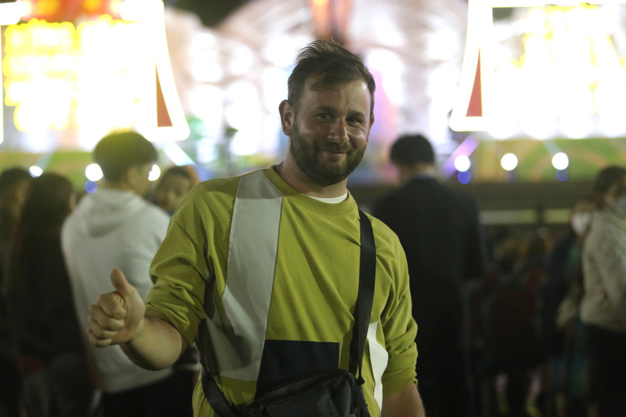 Anh Julien-du khách người Pháp cảm thấy may mắn khi được tận hưởng khoảnh khắc giao thừa trong cái Tết người Việt. Ảnh: Văn Ngọc Anh Julien-du khách người Pháp cảm thấy may mắn khi được tận hưởng khoảnh khắc giao thừa trong cái Tết người Việt. Ảnh: Văn Ngọc