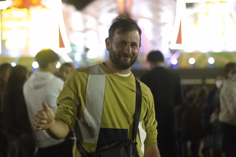 Anh Julien-du khách người Pháp cảm thấy may mắn khi được tận hưởng khoảnh khắc giao thừa trong cái Tết người Việt. Ảnh: Văn Ngọc