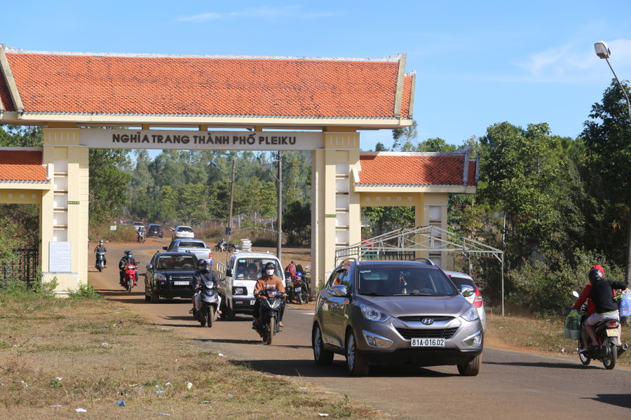 Dòng người nườm nượp đổ về Nghĩa trang TP. Pleiku sáng 30 Tết. Ảnh: Văn Ngọc Dòng người nườm nượp đổ về Nghĩa trang TP. Pleiku sáng 30 Tết. Ảnh: Văn Ngọc