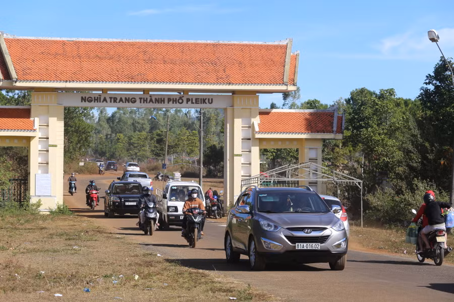 Dòng người nườm nượp đổ về Nghĩa trang TP. Pleiku sáng 30 Tết. Ảnh: Văn Ngọc