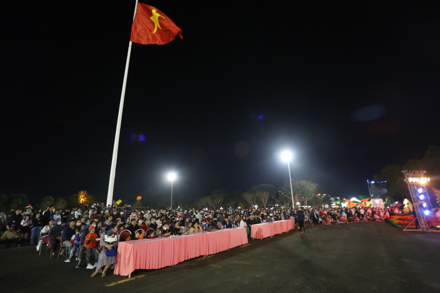 Hàng ngàn người dân đón xem chương trình nghệ thuật chào Xuân Quý Mão 2023. Ảnh: Văn Ngọc Hàng ngàn người dân đón xem chương trình nghệ thuật chào Xuân Quý Mão 2023. Ảnh: Văn Ngọc