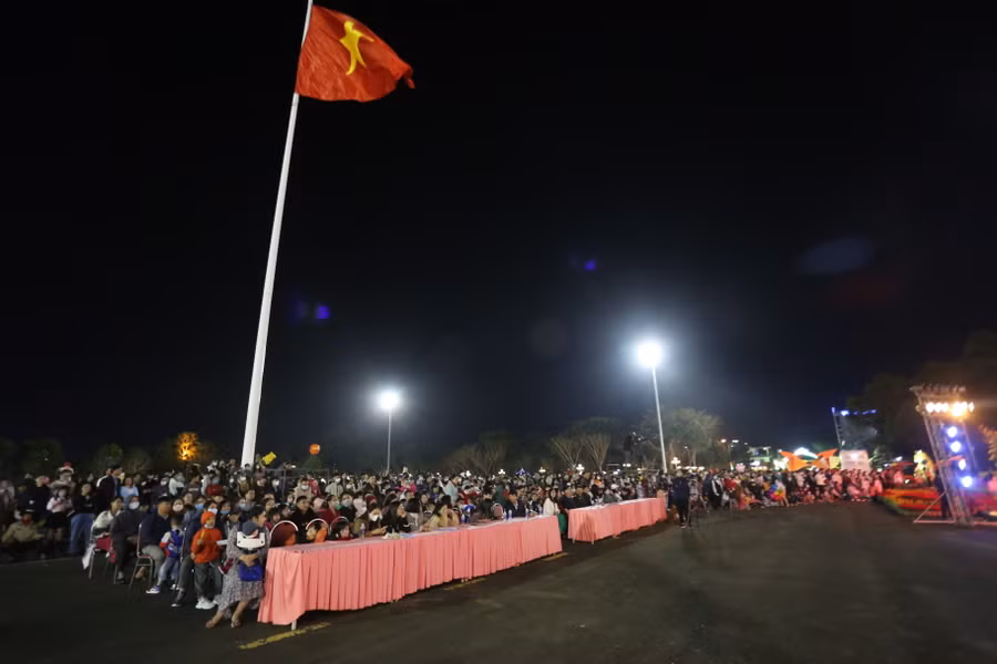 Hàng ngàn người dân đón xem chương trình nghệ thuật chào Xuân Quý Mão 2023. Ảnh: Văn Ngọc