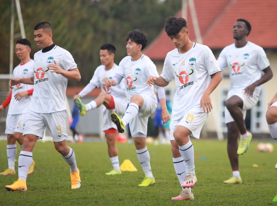 Các cầu thủ HAGL vẫn tập luyện chuẩn bị cho mùa giải mới. Ảnh: Lan Lan