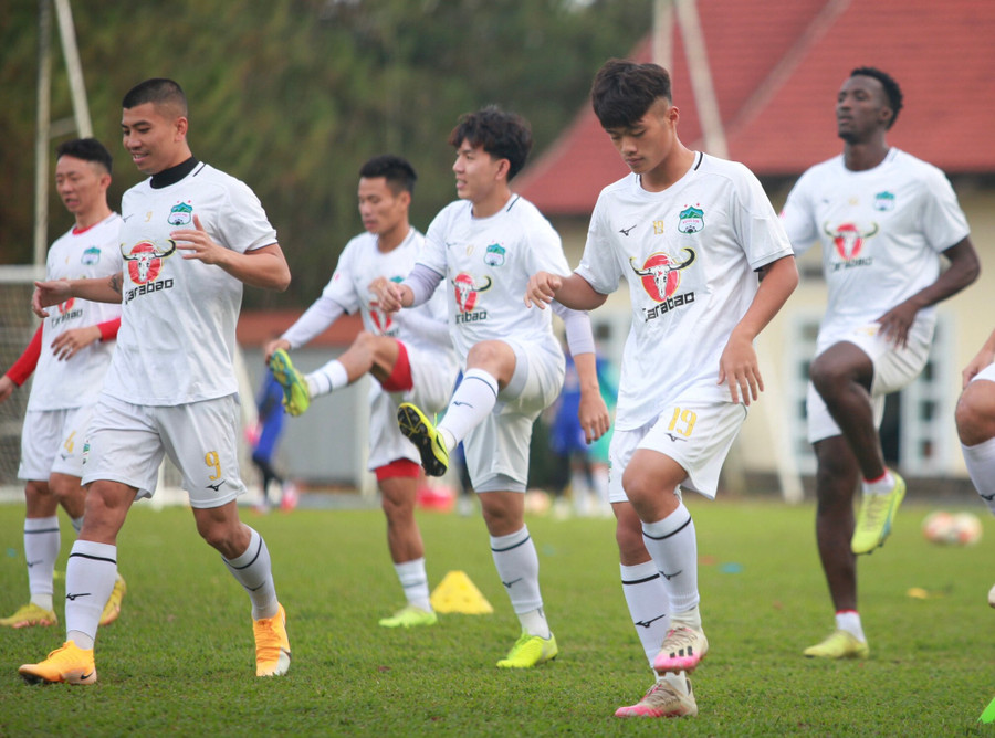 Các cầu thủ HAGL vẫn tập luyện chuẩn bị cho mùa giải mới. Ảnh: Lan Lan Các cầu thủ HAGL vẫn tập luyện chuẩn bị cho mùa giải mới. Ảnh: Lan Lan