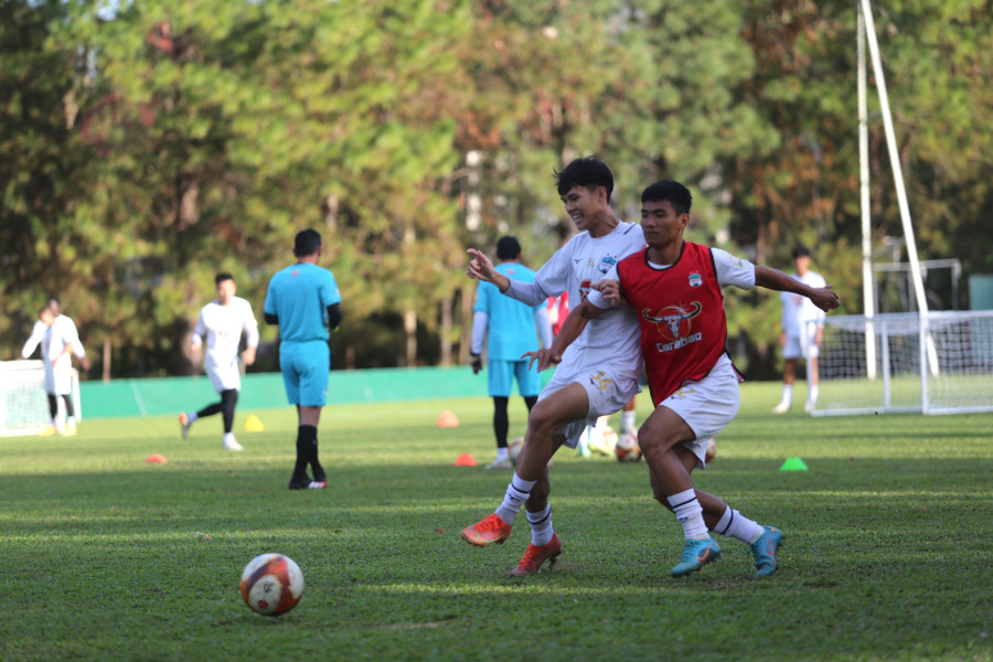 Các cầu thủ HAGL được yêu cầu di chuyển với cường độ cao. Ảnh: Văn Ngọc Các cầu thủ HAGL được yêu cầu di chuyển với cường độ cao. Ảnh: Văn Ngọc