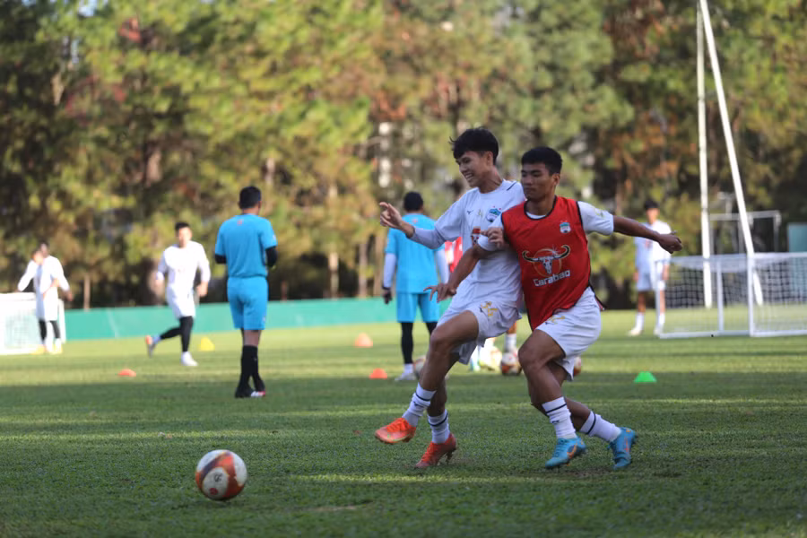 Các cầu thủ HAGL được yêu cầu di chuyển với cường độ cao. Ảnh: Văn Ngọc