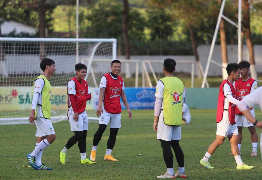 Các cầu thủ HAGL rạng rỡ trong buổi tập ở thời điểm nhạy cảm. Ảnh: Văn Ngọc Các cầu thủ HAGL rạng rỡ trong buổi tập ở thời điểm nhạy cảm. Ảnh: Văn Ngọc